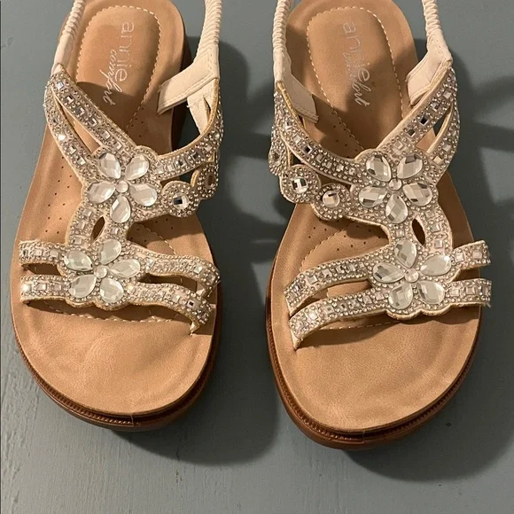 Annie Women's 6.5 White Floral Rhinestone Beaded Flat Sandals, NWOT - Picture 5 of 10